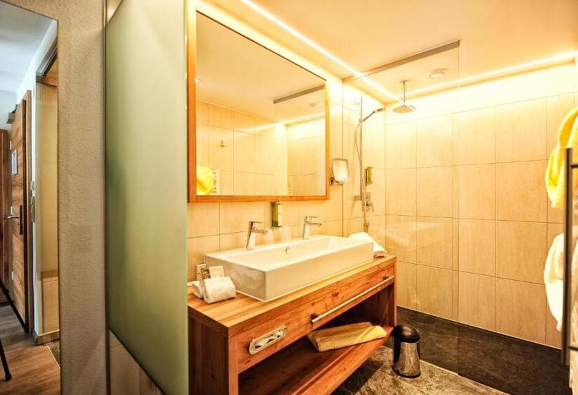 수피리어 룸, Arnika