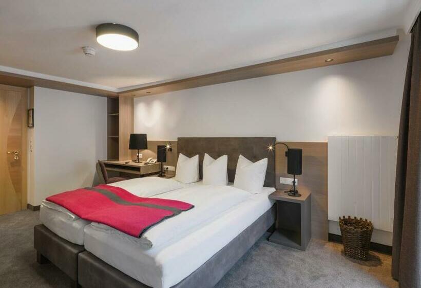 バルコニー付きスーペリアルーム, Quality Hosts Arlberg Hotel Goldenes Kreuz B&b