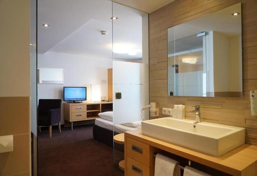 コンフォートトリプルルーム, Quality Hosts Arlberg Hotel Goldenes Kreuz B&b