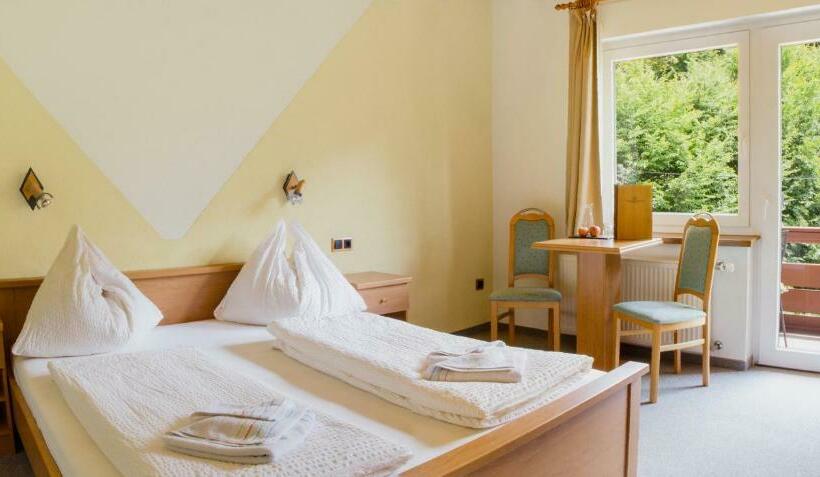 Номер Стандарт с Балконом, Grüner Heinrich Bett&frühstück