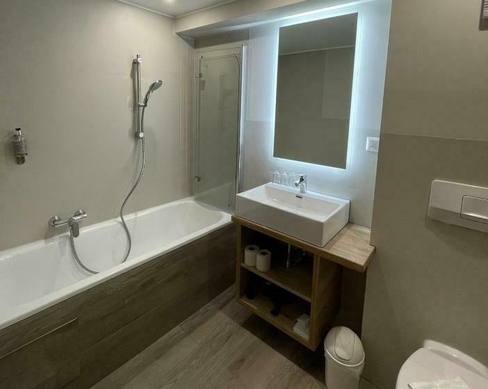 اتاق استاندارد سه تخته با بالکن, Jäger