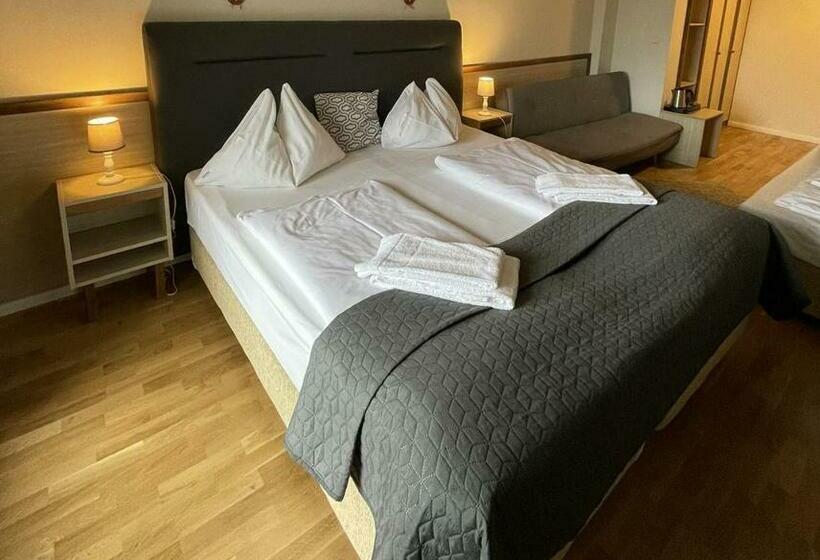 غرفة قياسية ثلاثية مزودة بشرفة, Jäger