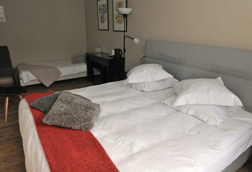 חדר סטנדרט לשלושה, Palace