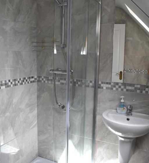 חדר סטנדרט לשלושה, The Meadows B&b