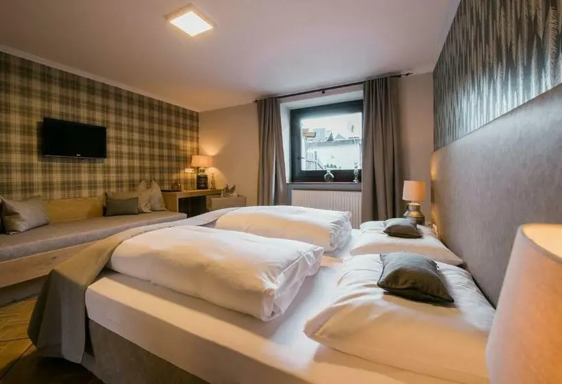 Standard Neljän Hengen Huone, Gasthof Hotel Hauslwirt