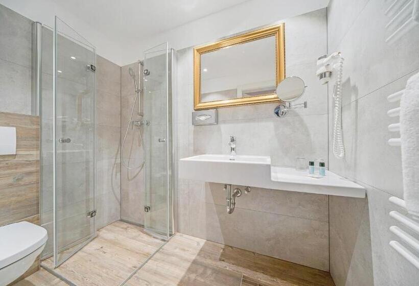 غرفة قياسية ثلاثية, Gasthof Hotel Hauslwirt