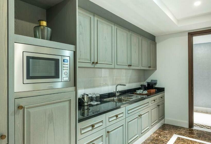 سوئیت رویال, Al Habtoor Polo Resort