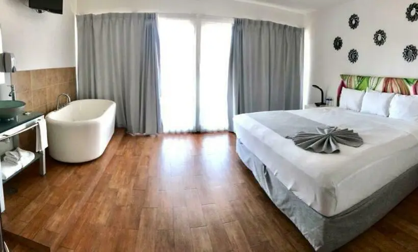 سوییت لوکس, Container Inn Hotel Aeropuerto