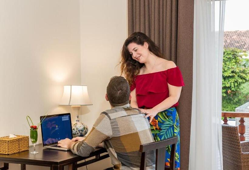 اتاق لوکس با چشمانداز استخر, Hoi An Emotion Boutique Villa