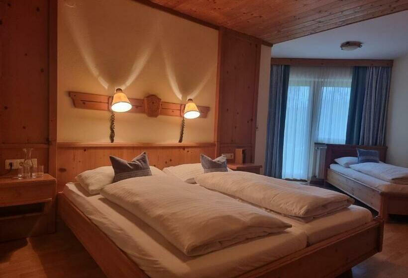 标准三人间, Karnischer Hof
