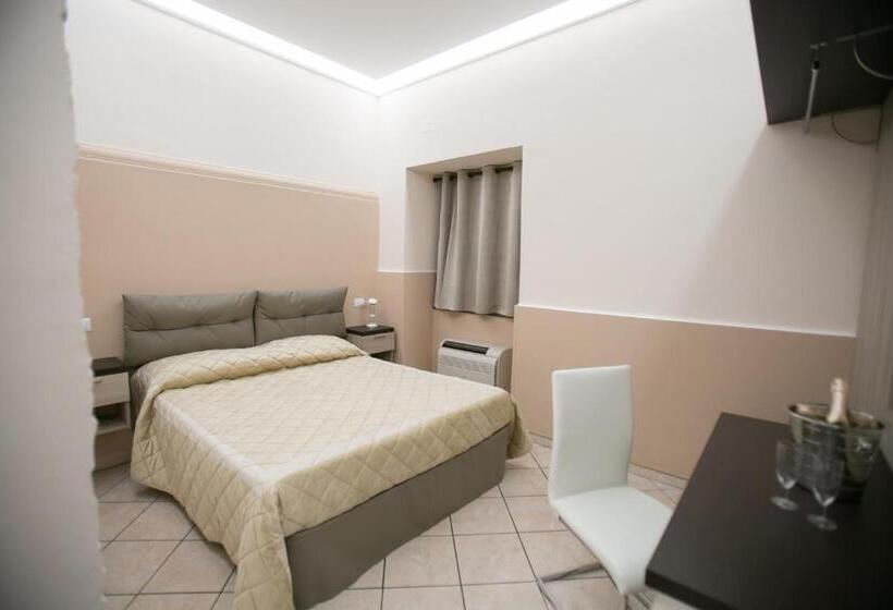 اتاق استاندارد سه نفره, La Fenice