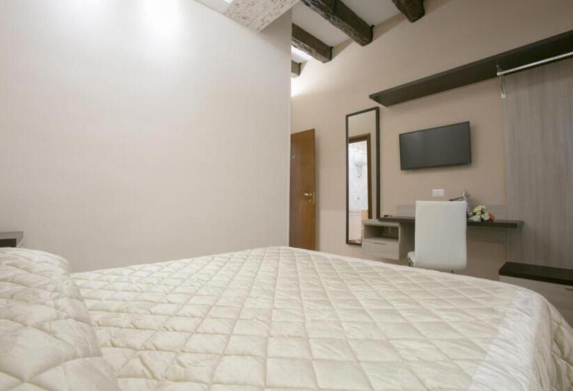 Quarto Triplo Estandar, La Fenice