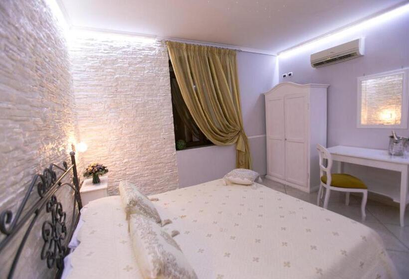 اتاق استاندارد سه نفره, La Fenice