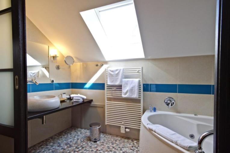 자쿠지 스위트, Saint Amour