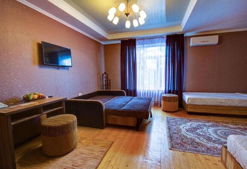 اتاق استاندارد سه نفره, Kausar