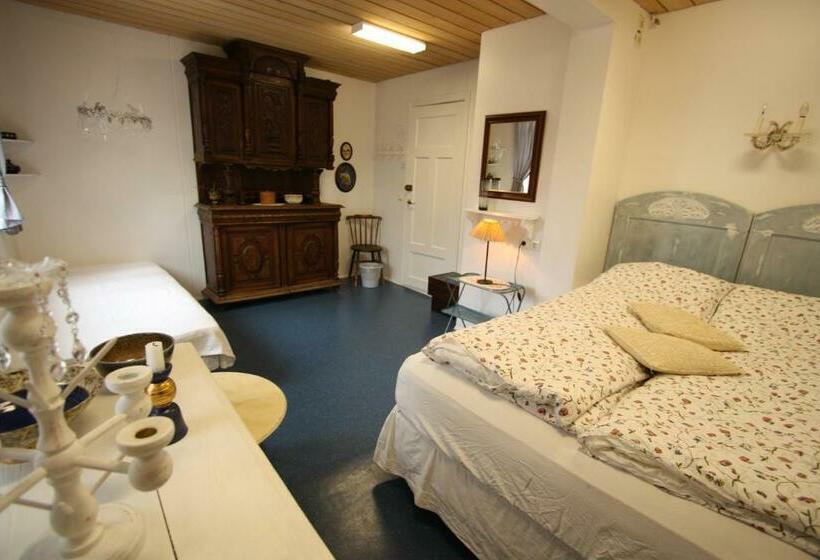 اتاق استاندارد سه تخته با سرویس بهداشتی مشترک, Dalvík Hostel Gimli