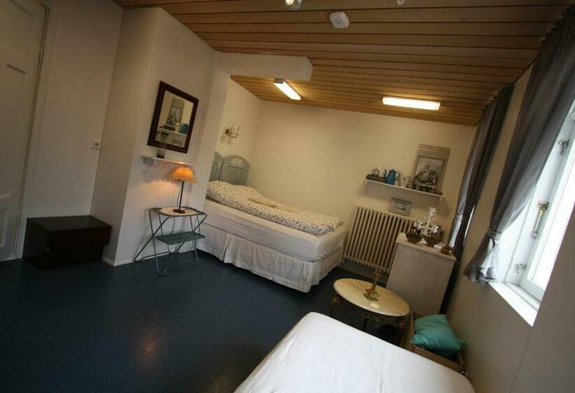 اتاق استاندارد سه تخته با سرویس بهداشتی مشترک, Dalvík Hostel Gimli