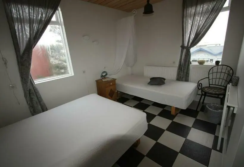 اتاق استاندارد سه تخته با سرویس بهداشتی مشترک, Dalvík Hostel Gimli