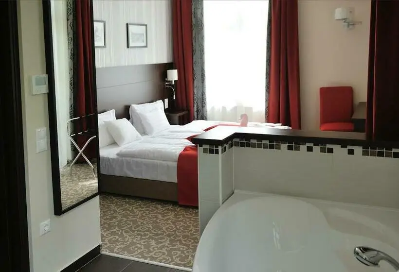Sviitti, Corner Hotel & Kávéház