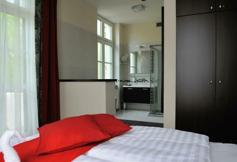 스위트, Corner Hotel & Kávéház