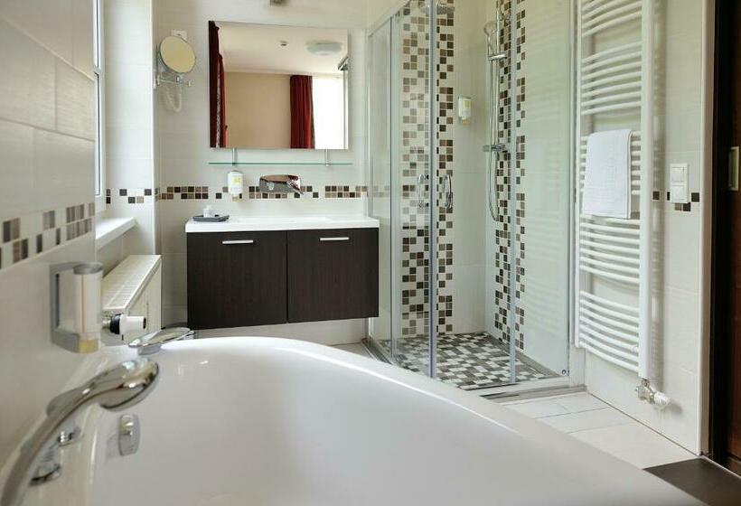 스위트, Corner Hotel & Kávéház