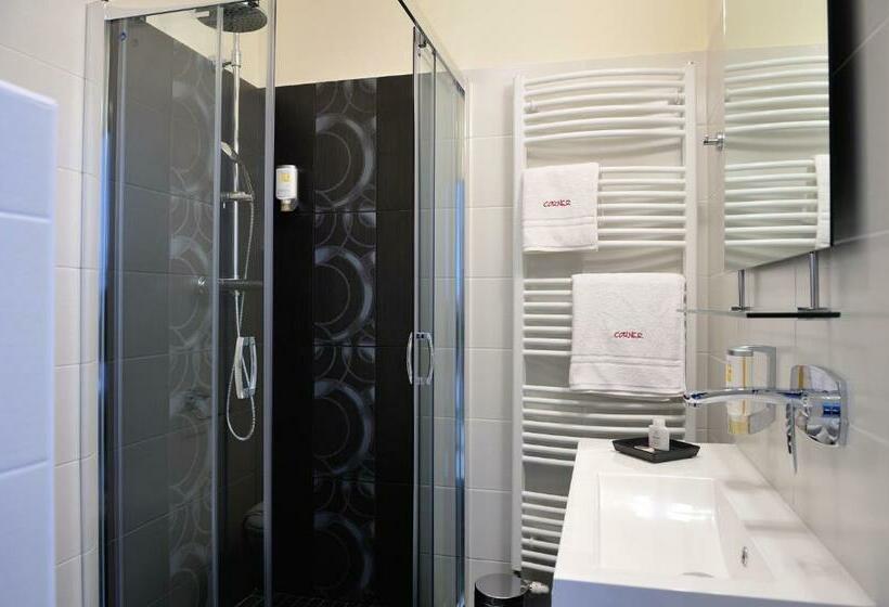 스위트, Corner Hotel & Kávéház