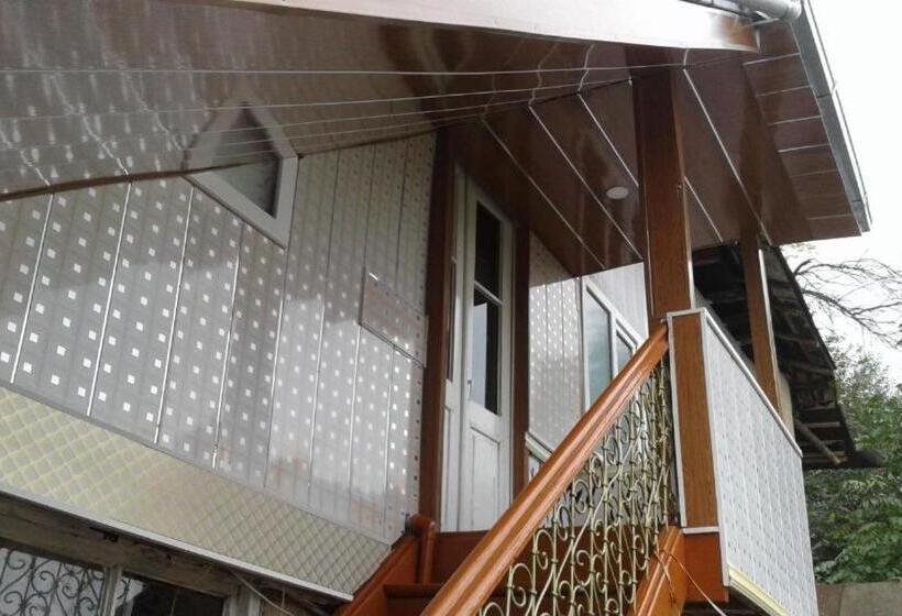 اتاق استاندارد با چشم‌انداز باغ, Ilgar's Hostel