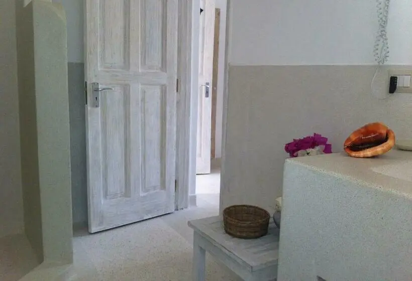 سوییت جونیور, Kola Beach Resort