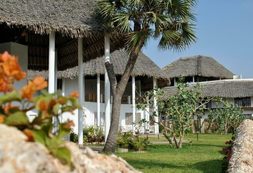 سوییت جونیور, Kola Beach Resort