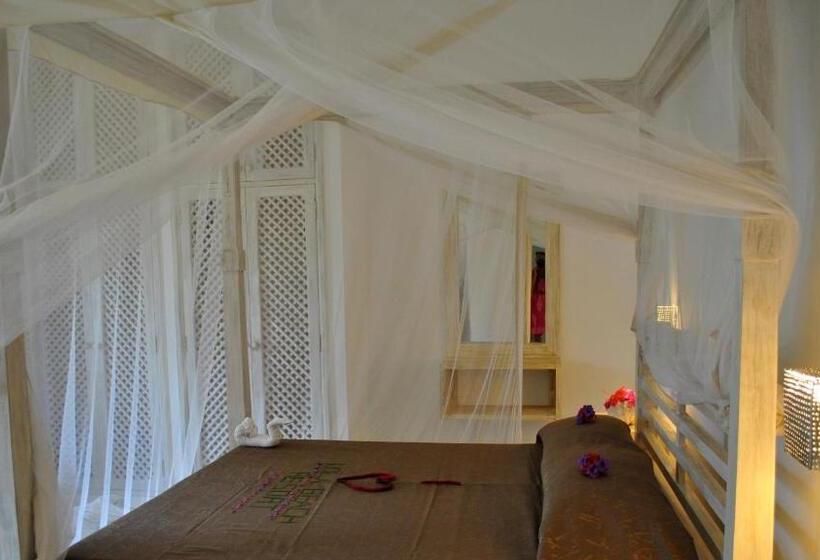 اتاق استاندارد سه نفره, Kola Beach Resort