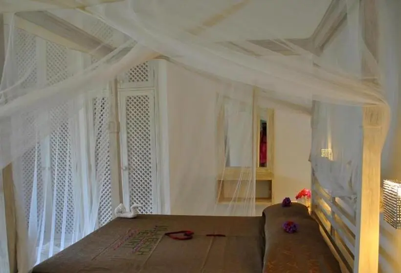 اتاق استاندارد سه نفره, Kola Beach Resort