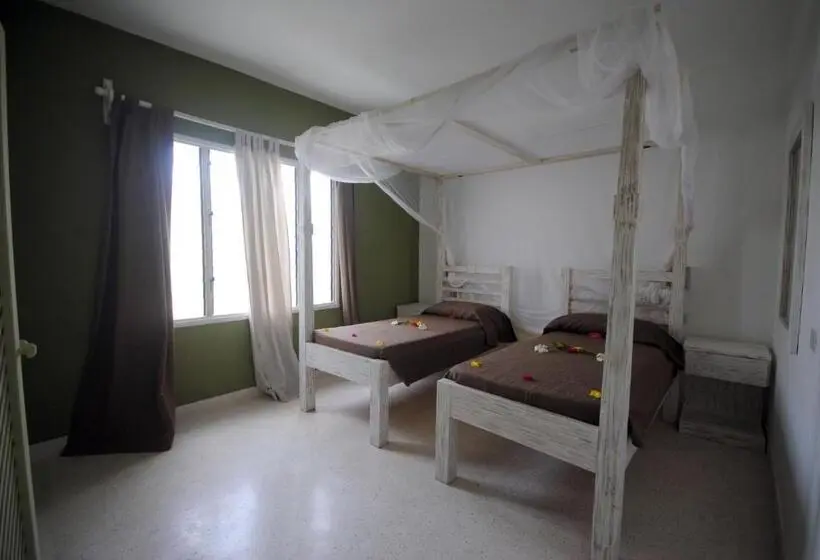 اتاق استاندارد سه نفره, Kola Beach Resort