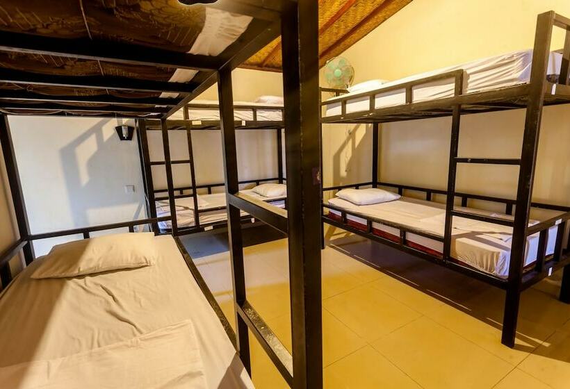 سرير فى غرفة مشتركه, In Da Lodge