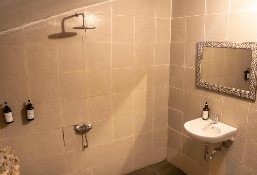 غرفة قياسية رباعية, In Da Lodge