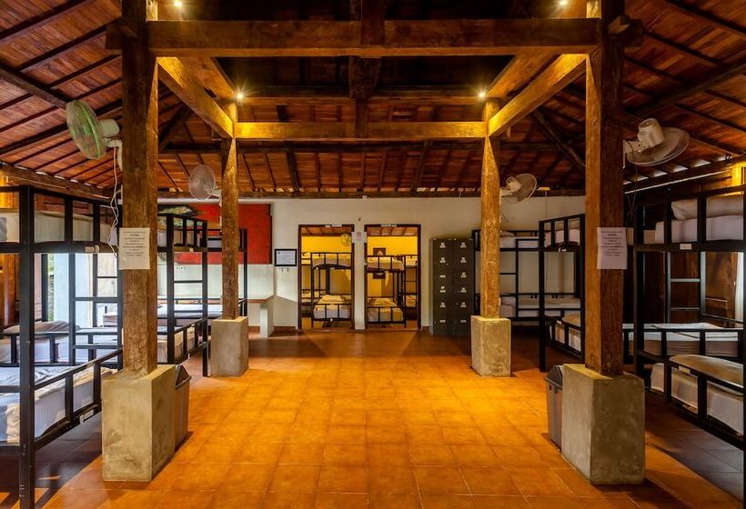 سرير فى غرفة مشتركه, In Da Lodge