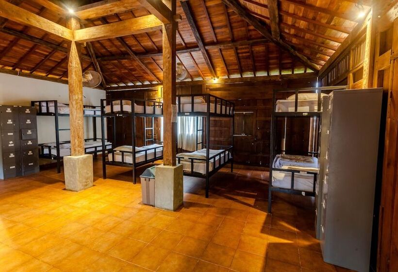 سرير فى غرفة مشتركه, In Da Lodge