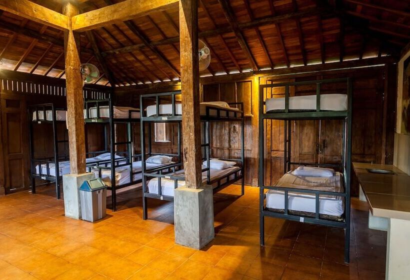 سرير فى غرفة مشتركه, In Da Lodge