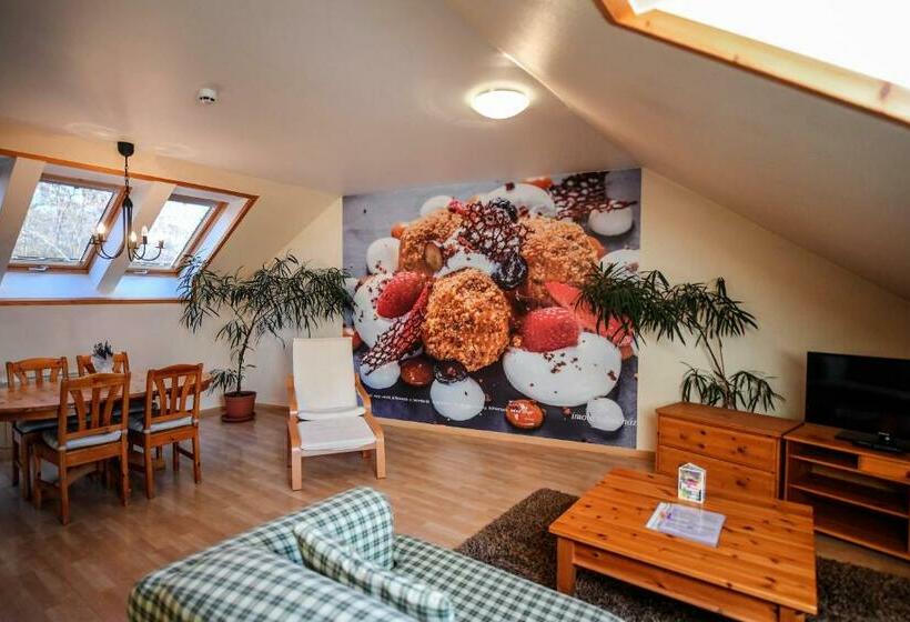 آپارتمان خانوادگی, Imola Udvarház Dessert