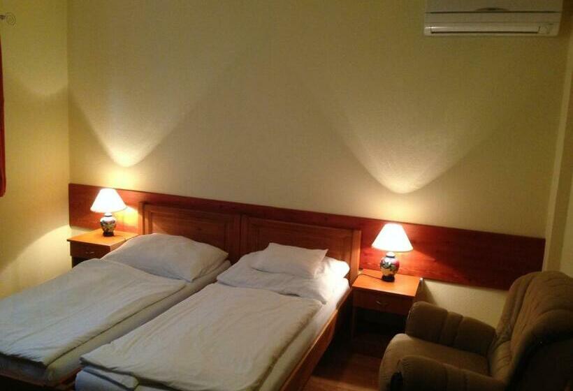 标准三人间, Juhász Fogadó