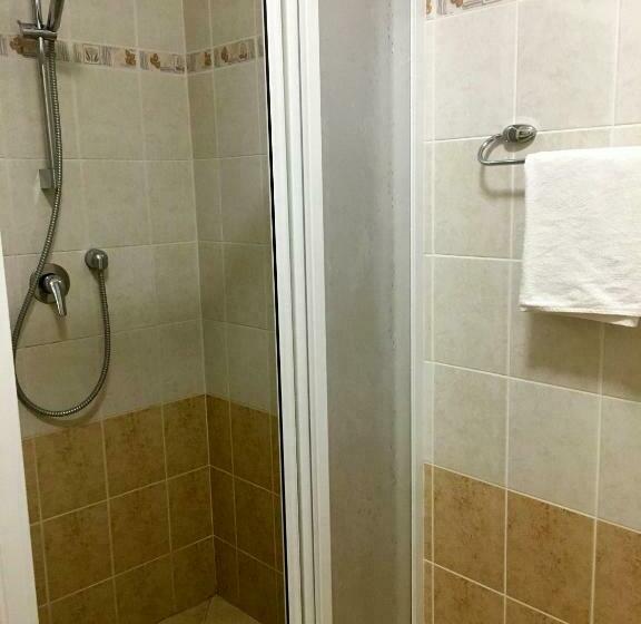 غرفة قياسية ثلاثية, Rácz Fogadó