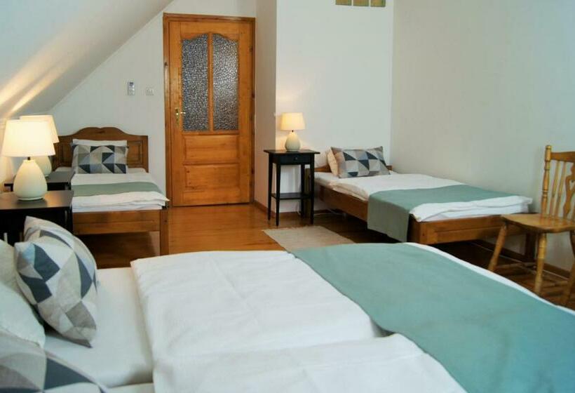 غرفة قياسية رباعية, Rácz Fogadó