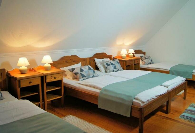 غرفة قياسية رباعية, Rácz Fogadó