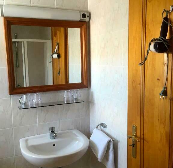 غرفة قياسية رباعية, Rácz Fogadó