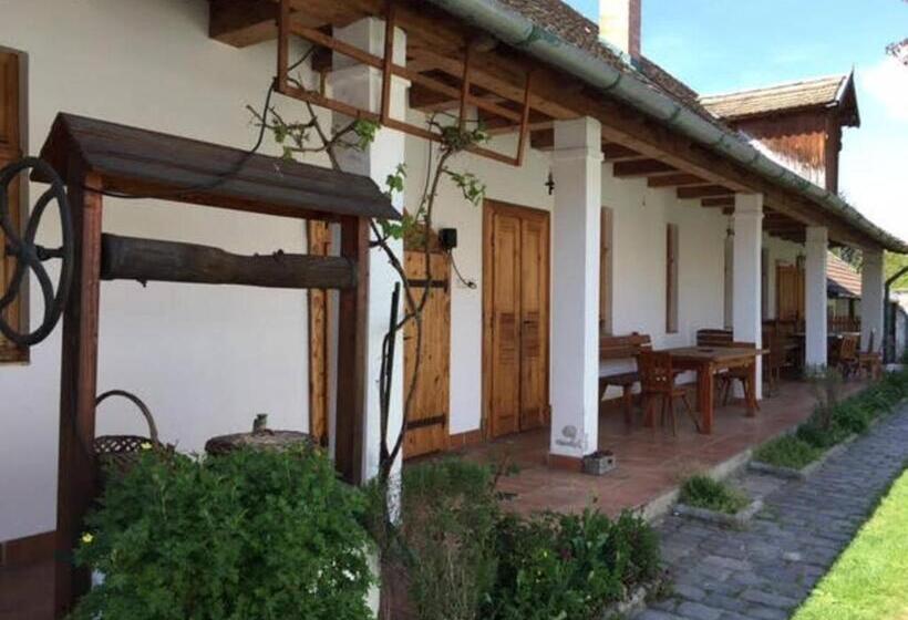 شقة غرفة واحدة, Rácz Fogadó