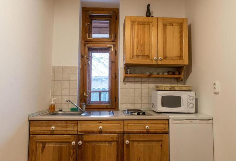 דירת חדר, Rácz Fogadó