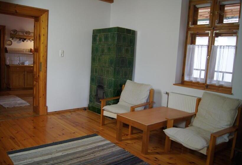 شقة غرفتين, Rácz Fogadó