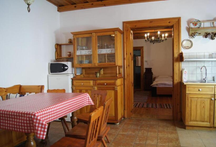 شقة غرفتين, Rácz Fogadó