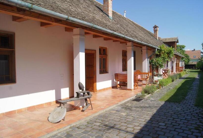 شقة غرفتين, Rácz Fogadó