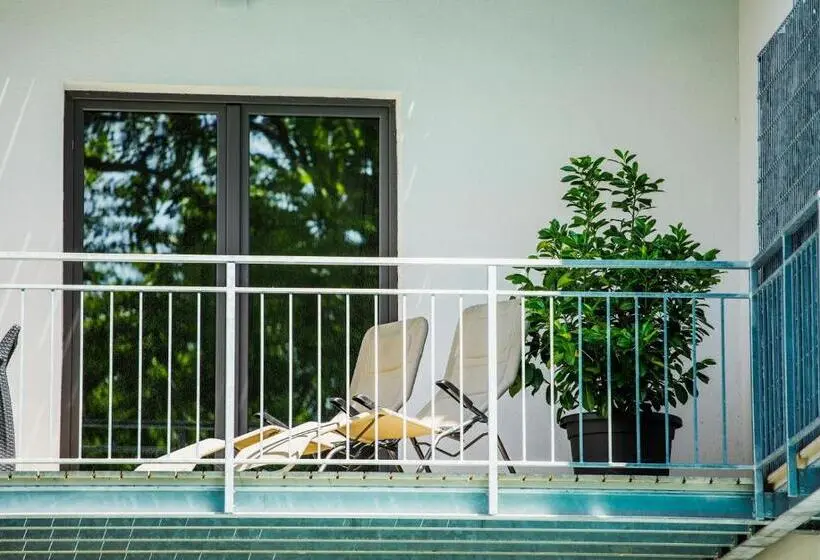 デラックススイート, Csopak Resort & Lake