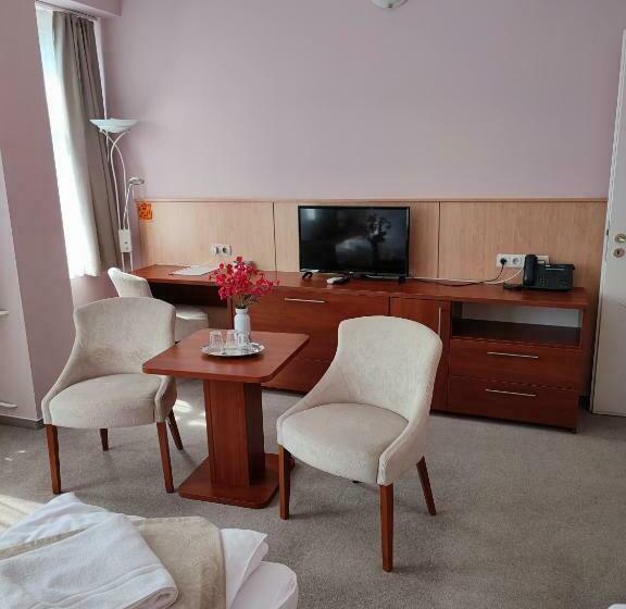 غرفة قياسية ثلاثية, D